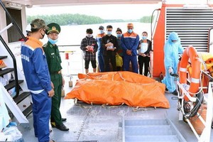 職能力量向船員家屬移交罹難者的屍體。（圖源：越通社）