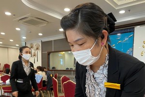 愛華2酒樓人員向食客推介“金叵羅”。