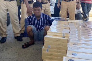 安霜交警隊現場人贓並獲名煌走私香煙、疑似藏毒。（圖源：志石）