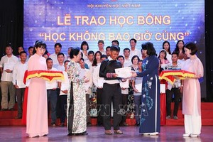 “學無止境”獎學金頒發儀式現場一瞥。（圖源：越通社）