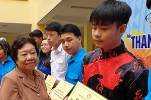 第五郡勵學會主席李金梅向華人優秀生頒發獎助學金。