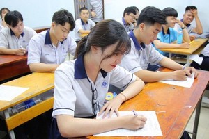 十二年級學生在辦理考試登記卷宗。（圖源：清雄）