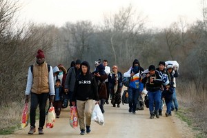 3月1日，難民們正在前往土耳其與希臘邊境。（圖源：Getty Images）