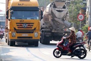 第九郡阮維貞街因路面窄小和集裝箱絡繹不絕，導致經常發生交通事故。