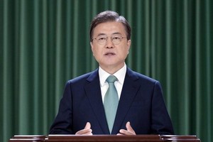 6月15日，在青瓦臺，文在寅通過視頻向《六一五韓朝共同宣言》發表20週年紀念儀式致賀詞。（圖源：韓聯社）