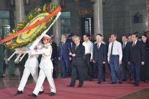 黨政領導悼唁陳國香同志。（圖源：越勇）