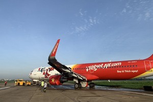 越捷航空公司偏出跑道的飛機被拖回停機坪。（圖源：芳黎）