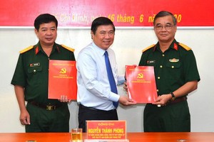 市人委會主席阮成鋒（中）分別向潘文盛（左）及阮俊保（右）等二位同志頒授任職《決定》。（圖源：越勇）