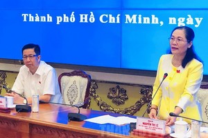 市人民議會主席阮氏麗（右）在會上發言。（圖源：市黨部新聞網）