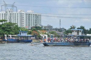 在參加水路交通，乘客要穿上救生衣或攜帶個人救生工具以確保安全。