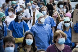 法國醫護人員當地時間16日在多個城市舉行示威遊行，要求分配醫療系統更多資源，數萬人參加。（圖源：AFP）