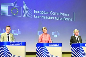 歐盟委員會執行副主席韋斯塔格(圖中)、歐盟委員會負責內部市場的委員布雷東(右一)舉行視頻記者會介紹“外國補貼白皮書”情況。 （圖源：互聯網）