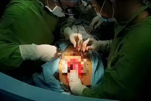 手術團隊緊急為傷者施手術救治。（圖源：院方提供）