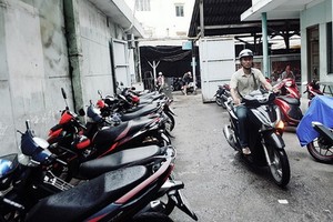 第五郡阮廌醫院沒有固定的存車場，病人看見空位就存放或在醫院外存車。