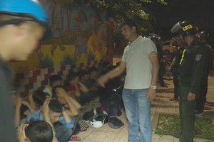 職能力量現場及時控制了涉事青年團夥並介入調查。（圖源：保平）