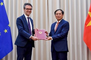 外交部常務副部長裴青山（右）向歐盟駐河內代表團大使喬治‧阿利伯蒂遞交公函通報越南批准《越南與歐盟自由貿易協定》(EVFTA)和《投資保護協定》(EVIPA)。（圖源：俊英）