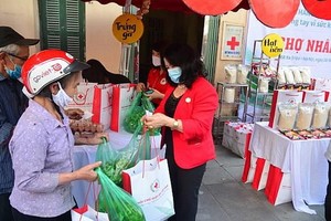 貧困者疫情期間在“人道集市”選購食品。（圖源：越南紅十字會）