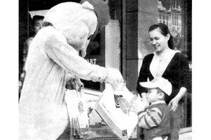 大學生扮卡通人物在各所超市派發禮物。