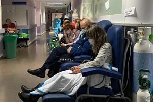 在西班牙馬德里的西弗羅奧喬阿醫院，病人們在走廊裏等待。（圖源：WHO）