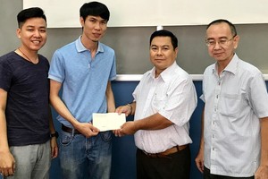 丁文森(右二)先生把贈報款項轉給范文歡書記。