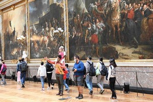 當地時間6月6日，民眾在法國凡爾賽宮參觀。當天凡爾賽宮恢復開放。參觀者需要在線購買門票，並且要戴上口罩。受新冠肺炎疫情影響，凡爾賽宮關閉近3個月。（圖源：互聯網）