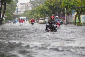 本市昨(21)日傍晚出現強降雨，導致多條街道成澤國。（圖源：TTO）