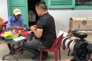 中國央視拍攝李蓮大娘守護華人傳統。