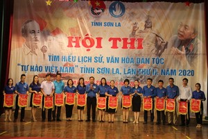 組委會向參賽團隊贈送紀念錦旗。（圖源：山羅報）