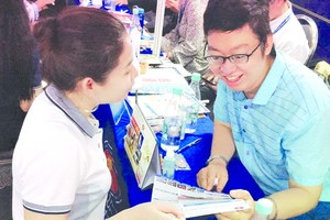 中國語文學系副主任張家權(右)向高中生介紹中文專業高質量學系。