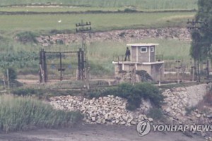 6月19日，從仁川市江華郡和平展望臺望去，朝軍在朝鮮黃海北道開豐郡海岸哨所執勤。（圖源：韓聯社）