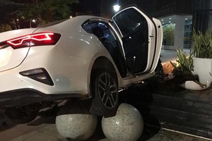 汽車失控衝進峴港市行政中心大廈內。（圖源：阮強）