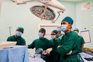 市兒童醫院採用現代設備為病人治療。