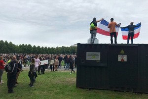 荷蘭海牙有數千名民眾發起示威活動，抗議政府新冠肺炎的防疫封鎖措施。（圖源：AP）