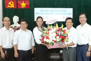 姜黎垂英主席向阮玉英(右二)主編贈送花籃。