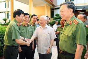 黨中央總書記、國家主席阮富仲與各代表交談。（圖源：公安部）