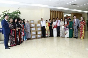 外交部副部長、旅居海外越南人國家委員會主任鄧明魁與越南駐韓國佛教信徒協會代表合照。（圖源：忠孝）