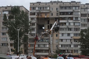 6月21日，在烏克蘭首都基輔，人們在居民樓爆炸現場聚集。（圖源：新華社）