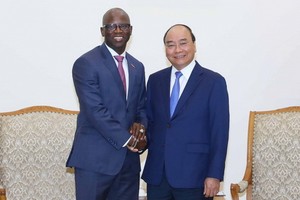 政府總理阮春福（右）與世銀駐越南首席代表奧斯曼‧迪奧握手合照。（圖源：VGP）