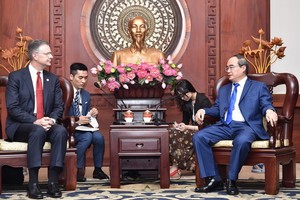 市委書記阮善仁（右）接見美國駐越南大使丹尼爾‧克里滕布林克。（圖源：越勇）