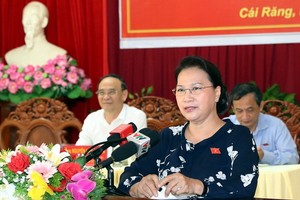 黨中央政治局委員、國會主席阮氏金銀在接觸會上回答選民的質詢。（圖源：海寧）