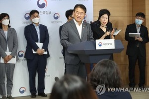 6月23日，行政安全部次官（副部長）尹鐘寅在中央政府首爾辦公樓發表《後疫情時代數字化政府創新發展計劃》的具體內容。 （圖源：韓聯社）