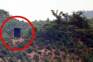 6月24日，從仁川市江華郡和平展望臺向北眺望，可以發現朝鮮黃海北道開豐郡一座山山腰上設置的擴音器被拆除（下圖）。上圖為前一天在相同位置的對韓喊話設備。 （圖源：韓聯社）