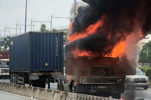 集裝箱車自燃現場，火勢十分猛烈。（圖源：淮南）