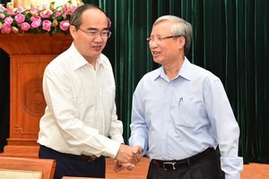 陳國旺同志（右）與阮善仁同志交換意見。（圖源：越勇）