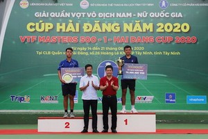 組委會向李黃南和阮得進頒獎。（圖源：互聯網）