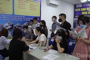 眾多年輕求職者前往河內輔業勞務中心尋求就業機會。（圖源：工商報）
