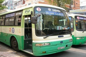 自今年7月1日起，本市3條獲補貼價格的巴士線將停止運營。圖為2號線的一輛巴士。（圖源：芳蓉）