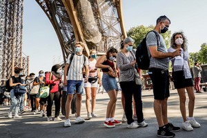 法國巴黎著名旅遊景點埃菲爾鐵塔25日重新對外開放。（圖源：AFP）