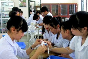 本市中學生在學習科技應用課程。 