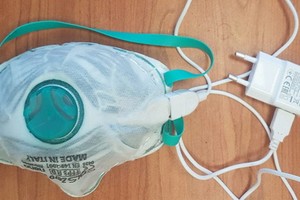 新型插電消毒可重複使用口罩原型。